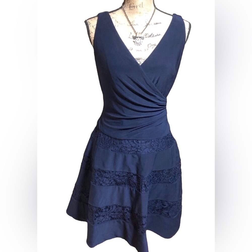 Ralph Lauren Ladies V-Neck Cocktail Dress in Navy. Lace detail skirt. Size 10